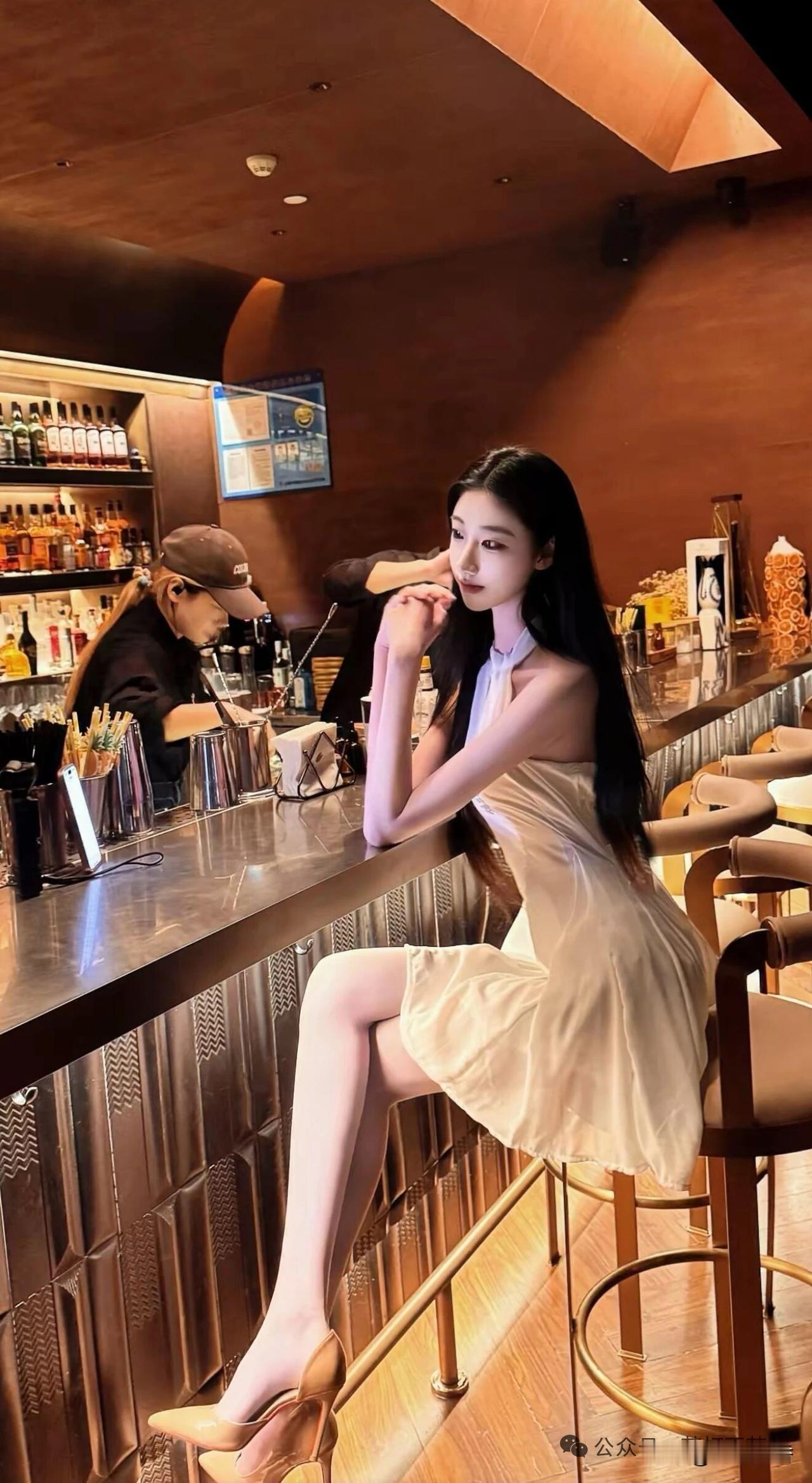 优雅酒吧时光，独享静谧与美酒！连衣裙的配色如何挑选?