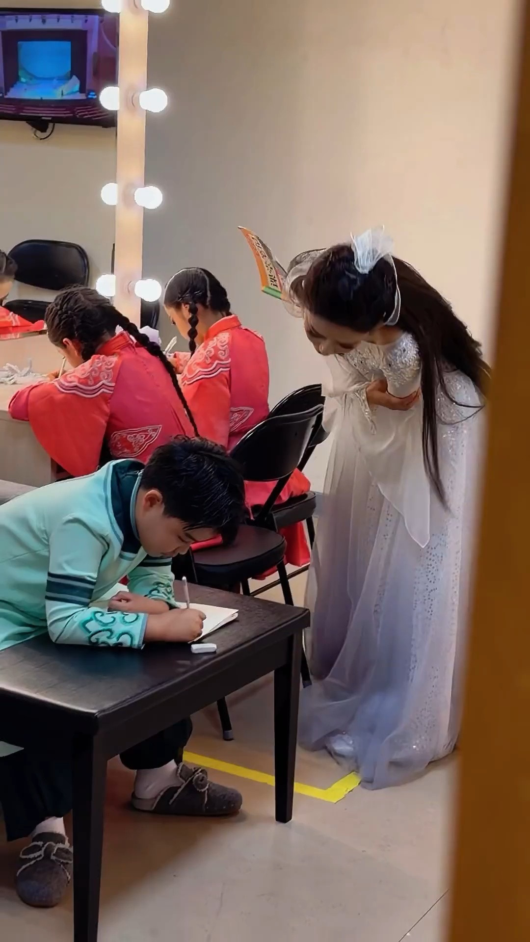 佟丽娅给小酒窝朵朵听写作业佟丽娅给小酒窝朵朵铺导作业佟丽娅给小酒窝朵朵辅导作业