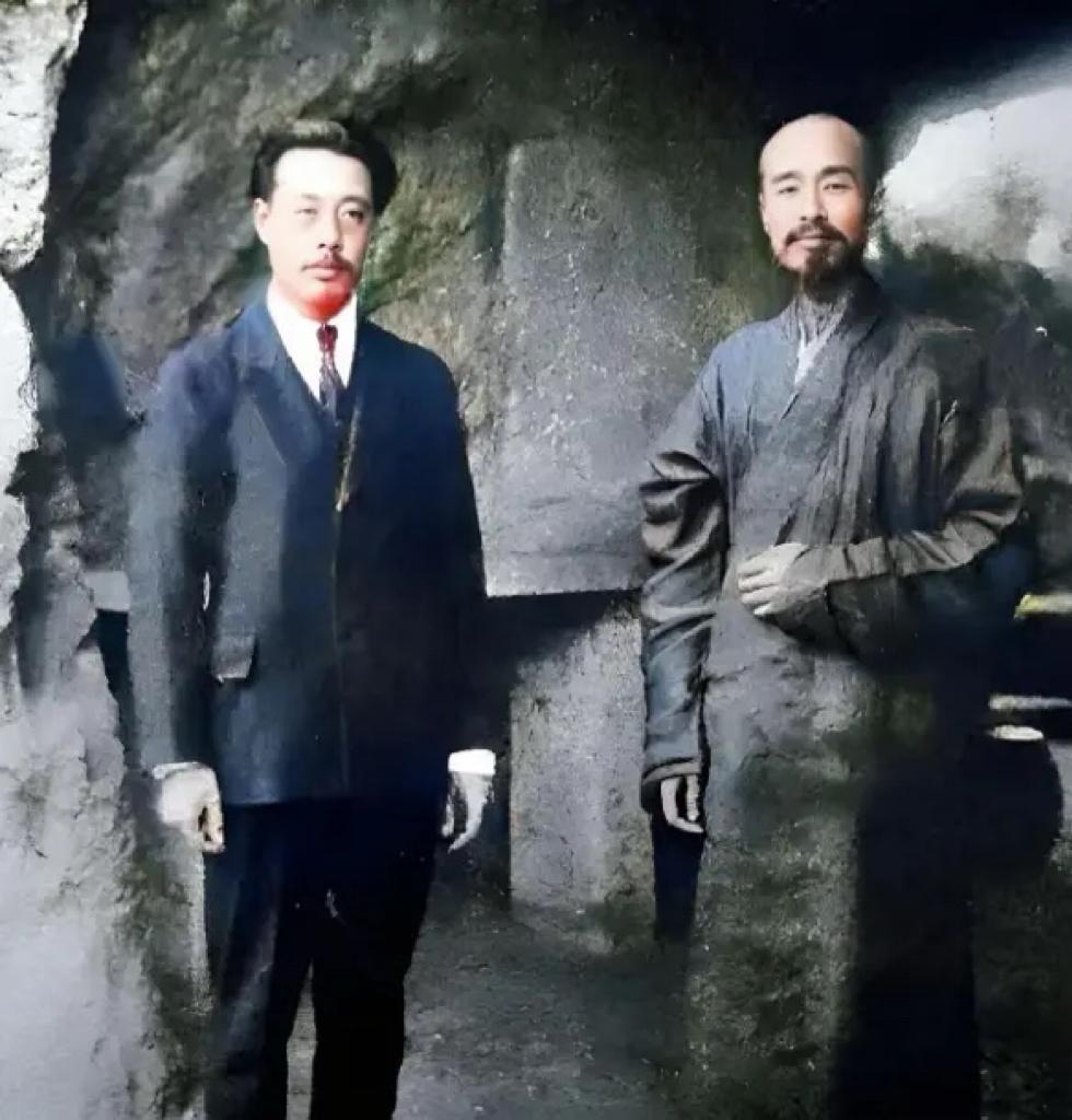 1927年，出家已经十年的弘一法师与前来探望的侄儿李圣章见面时的留影，李圣章是弘