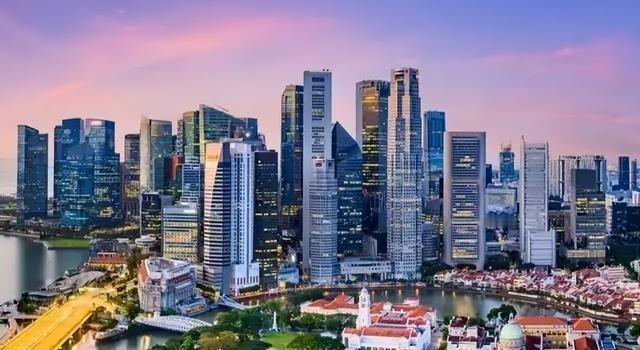 五年时间，香港和新加坡的经济局面直接反转。2019年两者体量很接近，GDP只差6