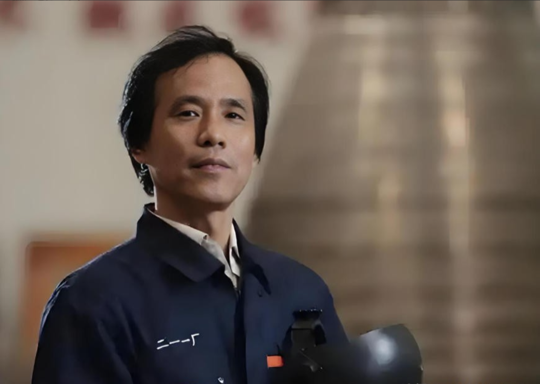 火箭发动机上出现了200多处裂纹，许多专家果断地说这个焊接不合格，就在这时，一名