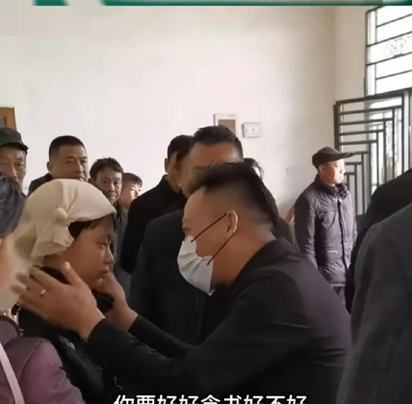 一个可怜的男孩，只有13岁。因为父母离婚，母亲改嫁了，爷爷奶奶都去世了，这个男孩