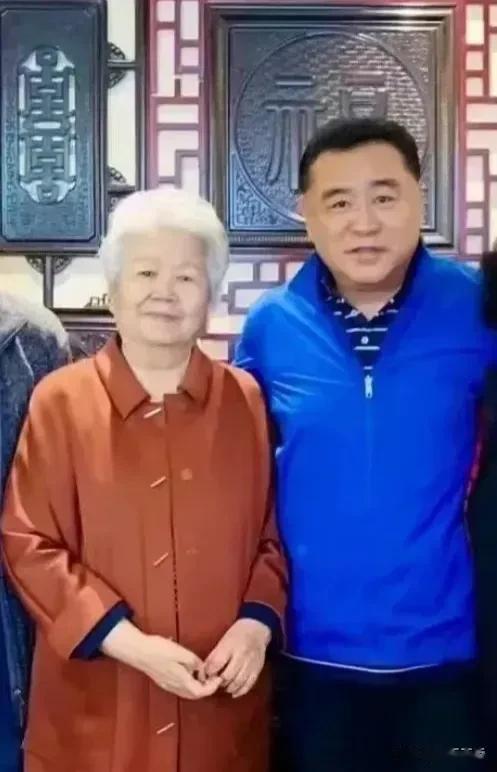 邢质斌大姐已经70多岁了,虽然容颜变老、头发变白,但是精神仍然矍铄。她曾是