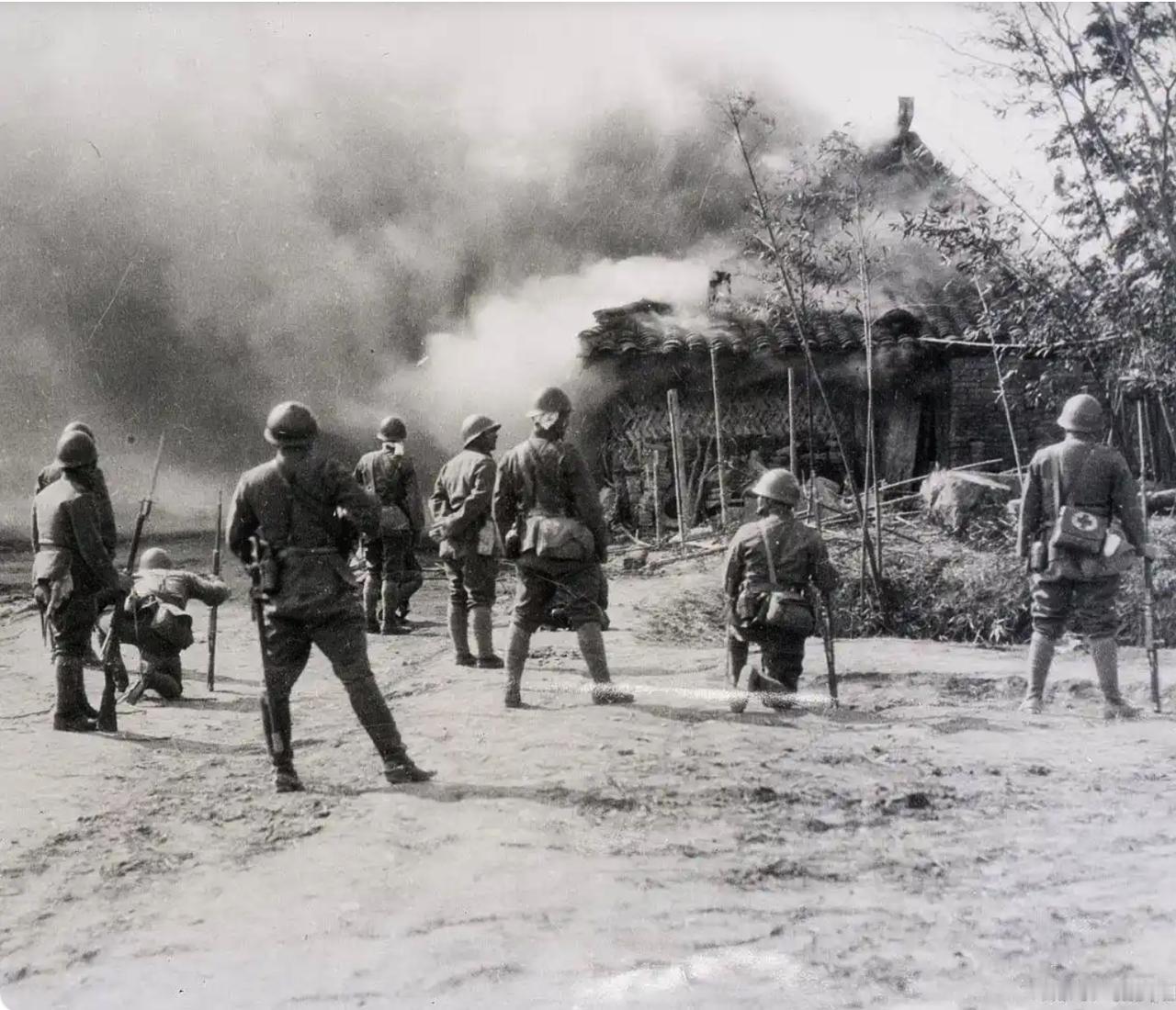 1938年，桂军活捉2个日军，师长见他们矮得惊人，当场愣住，转头却笑着让军需部长