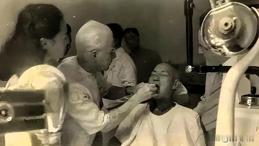 1949年，蒋介石撤离大陆前专程在成都安装假牙。时局动荡仍顾及自身起居，早早为去