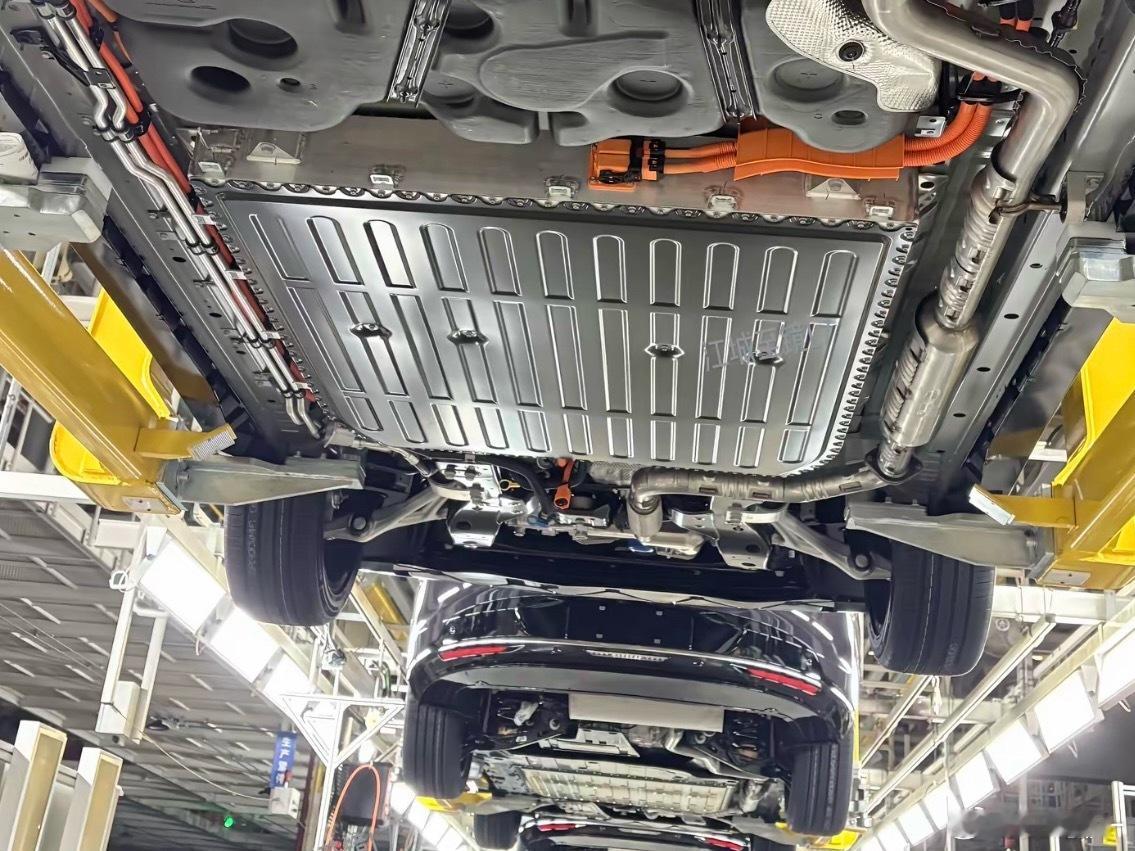 别克至境L7的电池包，的确是偏置安装的，排气管一侧留的空间比较大，排气管也比较粗