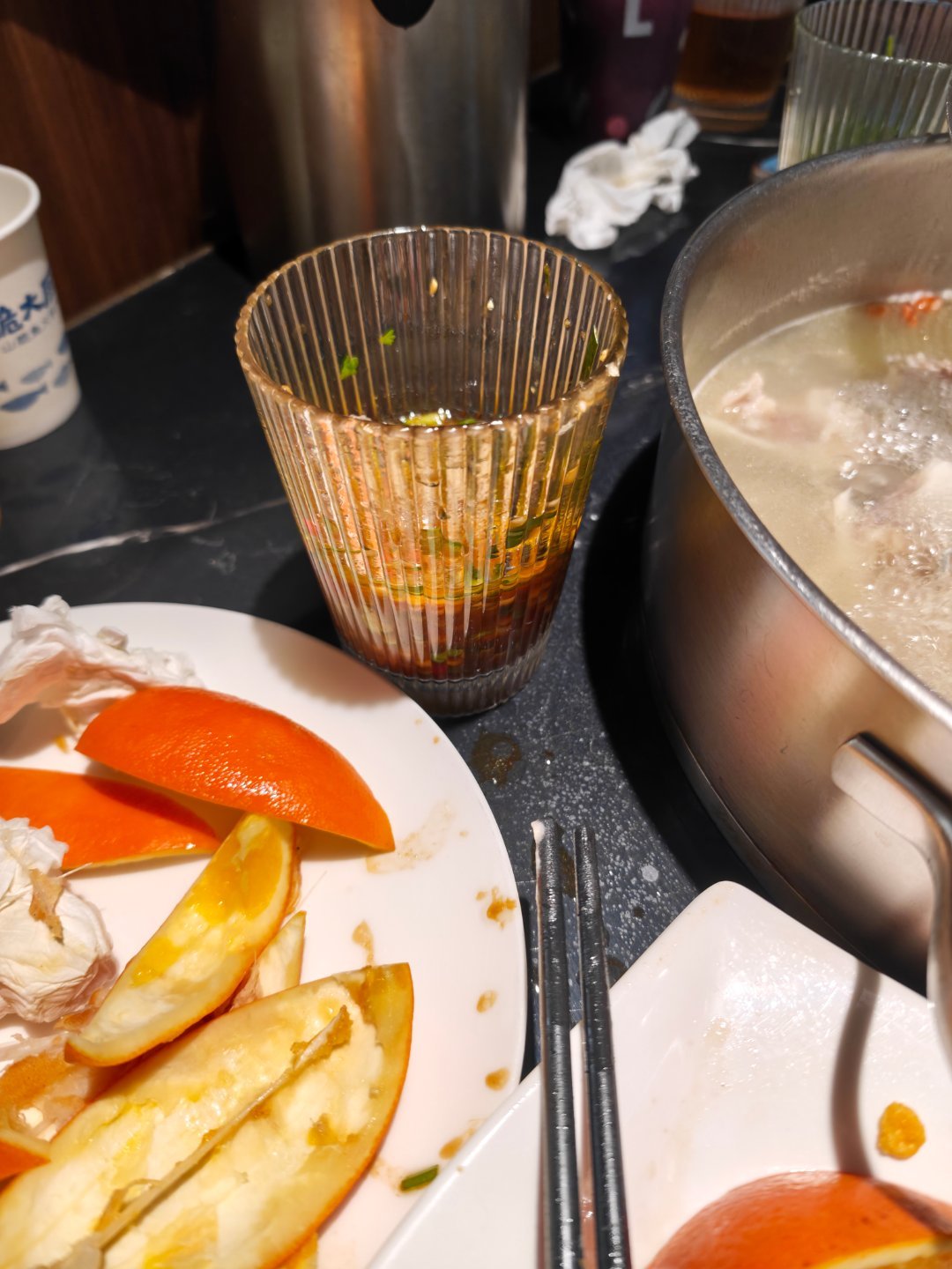 吃饭时候隔壁的小孩估计是号练残了，全程不玩手机就在尖叫摔筷子，然后家里人喂饭在那