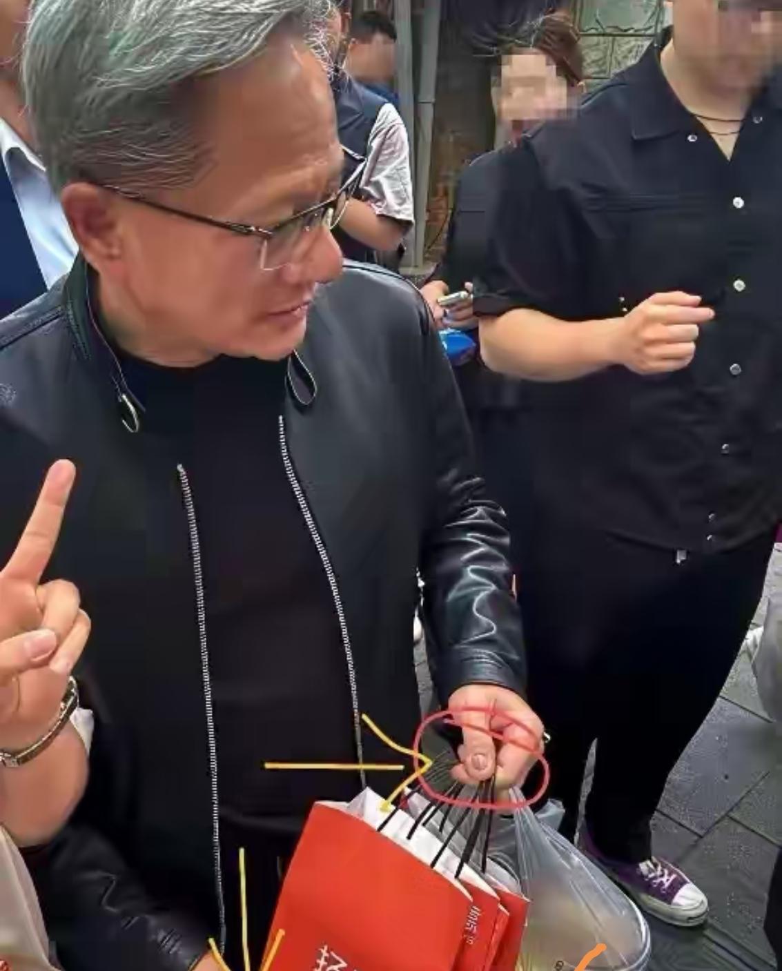 老黄可能做梦也没想到，他来这一趟，皮衣没出彩，反而是手上的几个小小的指甲