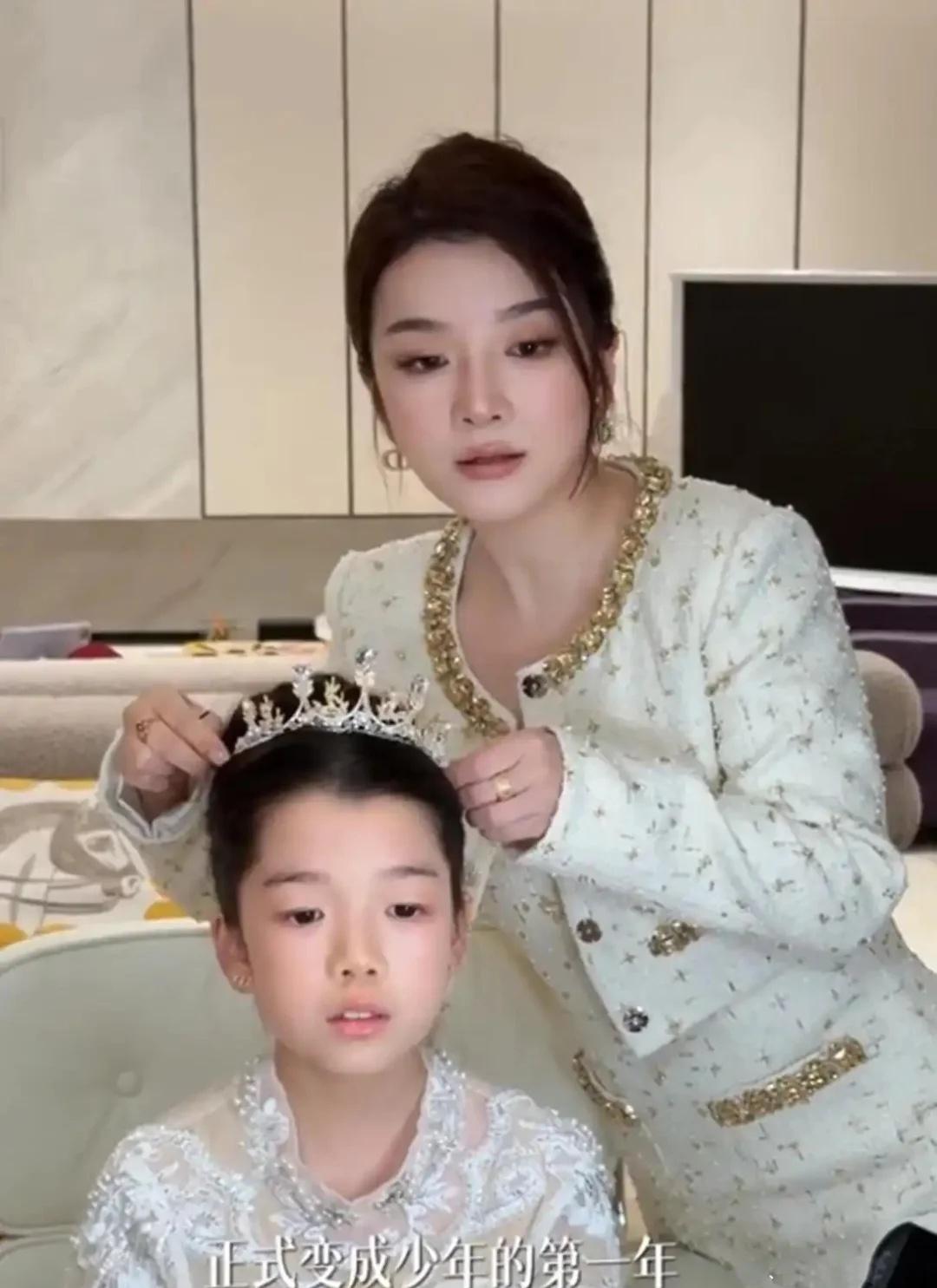 女人离婚5年才不告诉儿女，独自抚养他们歌手王栎鑫与吴雅婷离婚5年，却一直隐瞒着