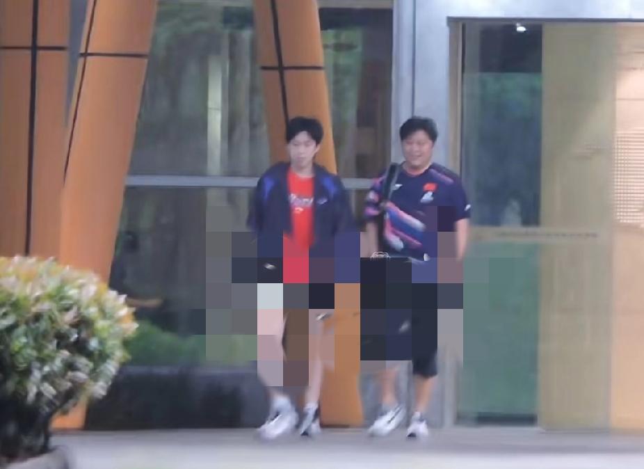 终于刷到新鲜的大头啦！谁懂啊！😭这段时间总盼着能刷到王楚钦的消息，今天可