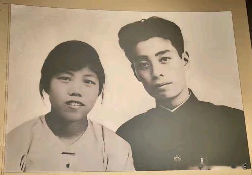 这是周恩来总理和夫人邓颖超，两个人年轻的时候在一起拍的合影照片。两个人相知相守