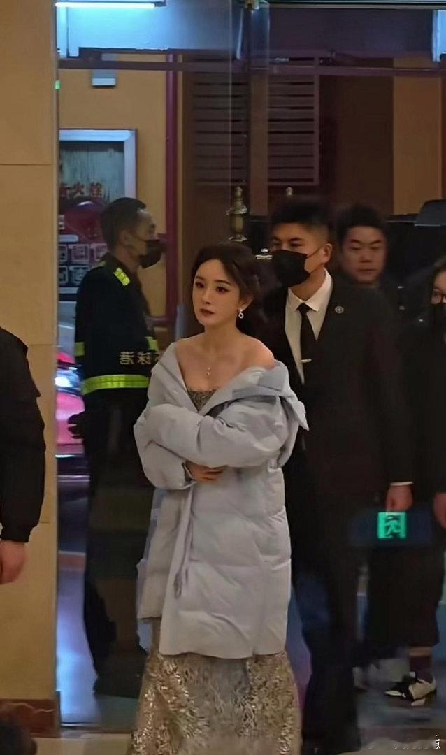 杨幂风姿绝代气韵绝佳，眉眼流转自带万般风情，妩媚氛围感拉满，极致魅力让人深深沦陷