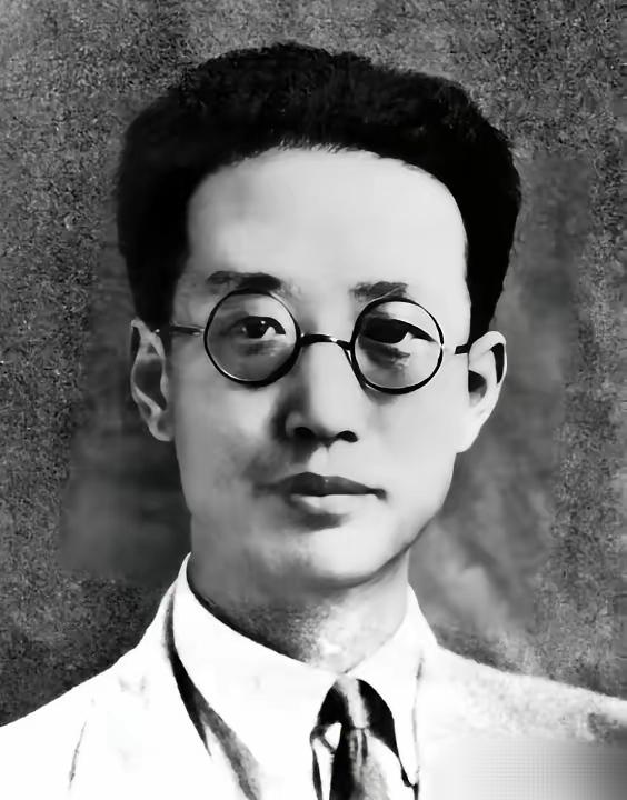 一同参观瞿秋白纪念馆，朋友问道：“瞿秋白相当于什么地位？”淡然一笑：“他是党内极