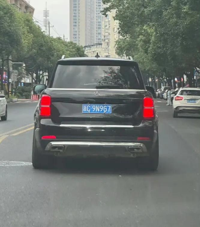 这个奔驰是进口的吧？第一次见这车，有懂车的吗？这是哪款？