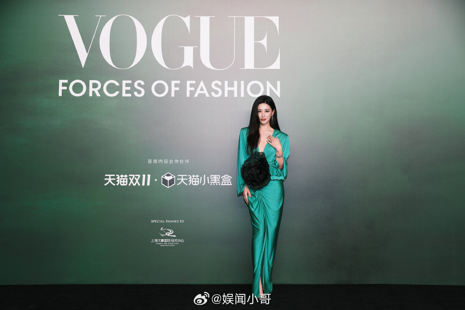 朱珠胸前好大一朵黑玫瑰朱珠在vogue盛典红毯上又一次惊艳众人。胸前那朵硕大的