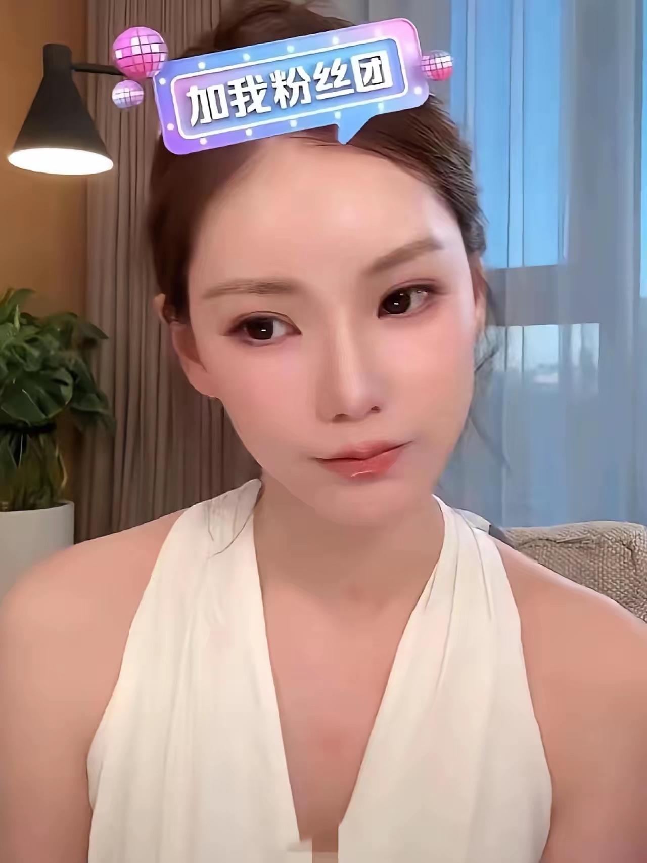 小梅没有做妈妈的时候，已经被身边的人感染了，知道养孩子很不容易，花很多钱，还很卷