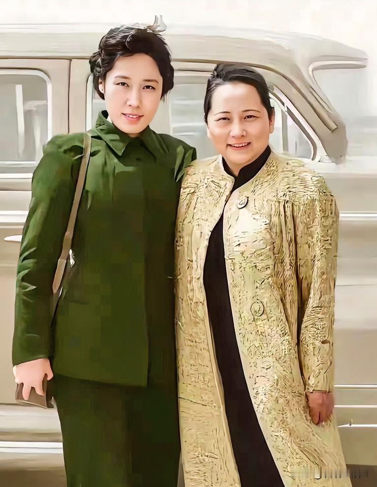 宋庆龄与王光美的珍贵合影，王光美清秀睿智、气质不凡；宋庆龄从容优雅尽显大家风范。