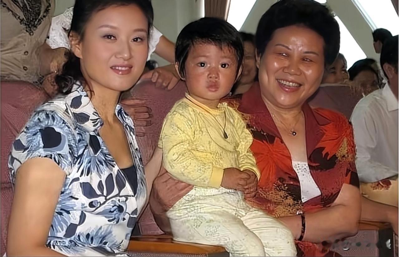 她的最主要成就：中国民族声乐最杰出成就奖国际慈善名人奖格莱美最佳古典混合音
