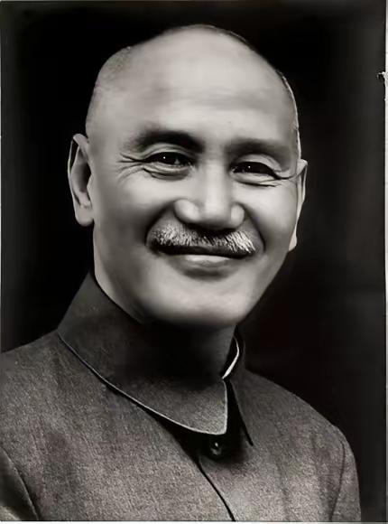 老蒋到了台湾，整个人都变了。以前那些跟他出生入死、喊他“校长”的心腹爱将，像胡宗