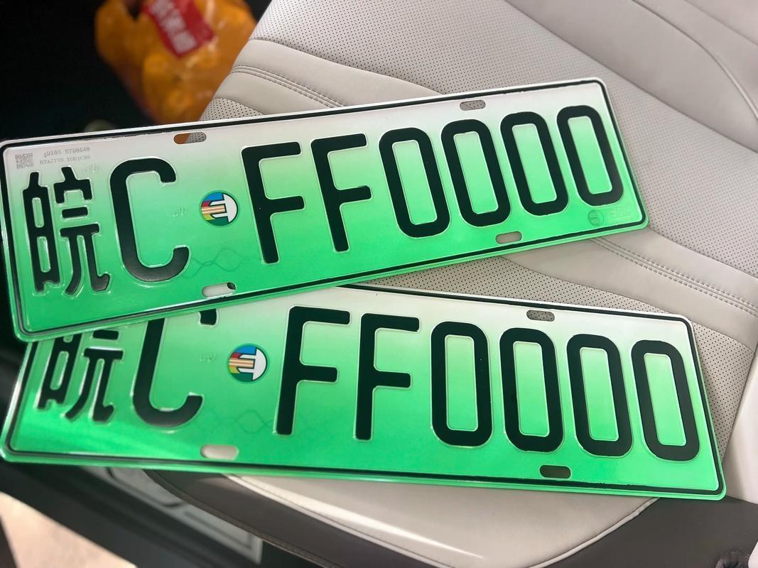 2026年初，南京沈女士在车管所“50选1”环节中，随手一点竟抽中“苏A·000