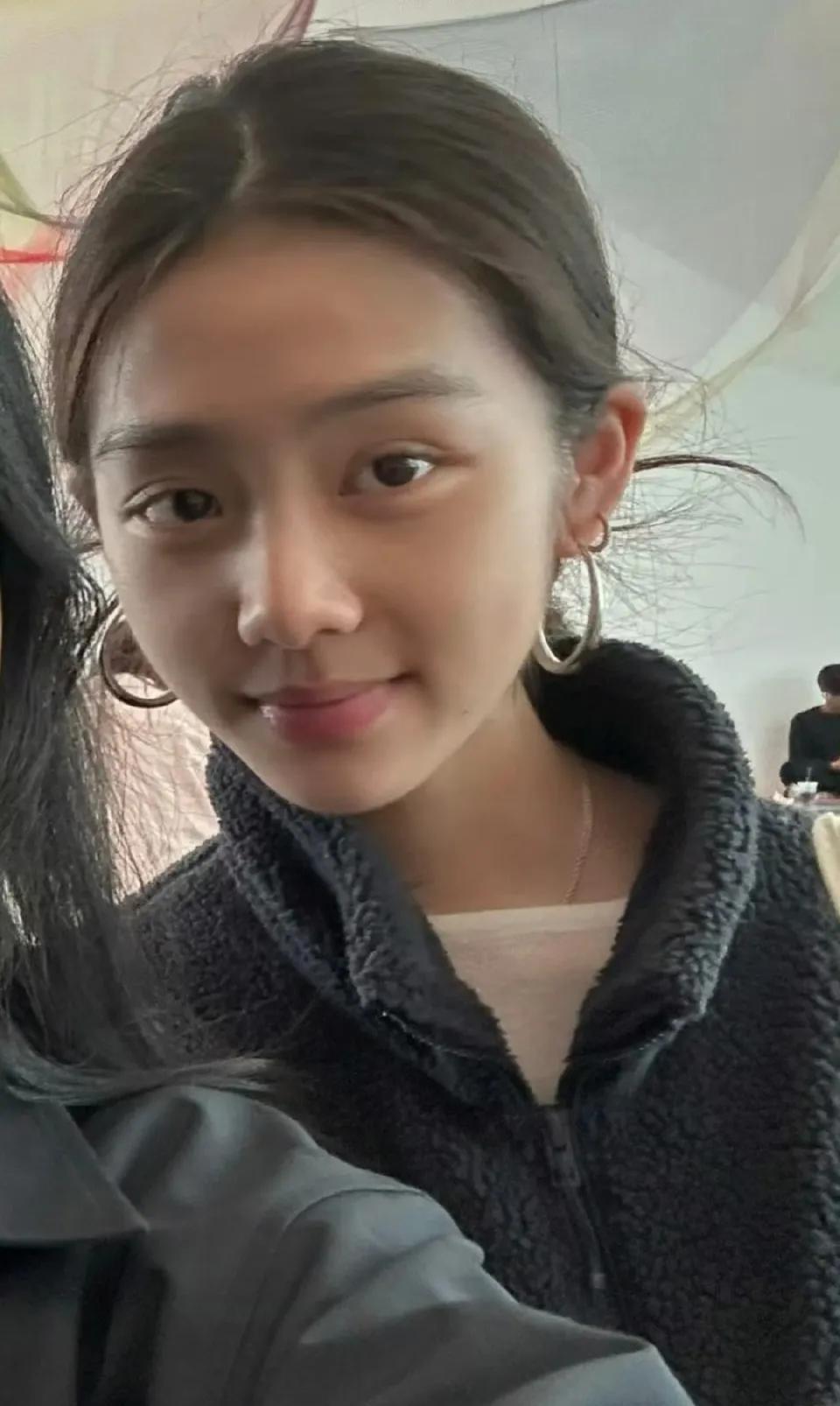 都在国外读书，王诗龄养成了贵族气质，黄多多看着乖巧可爱。两女孩的气质完全不