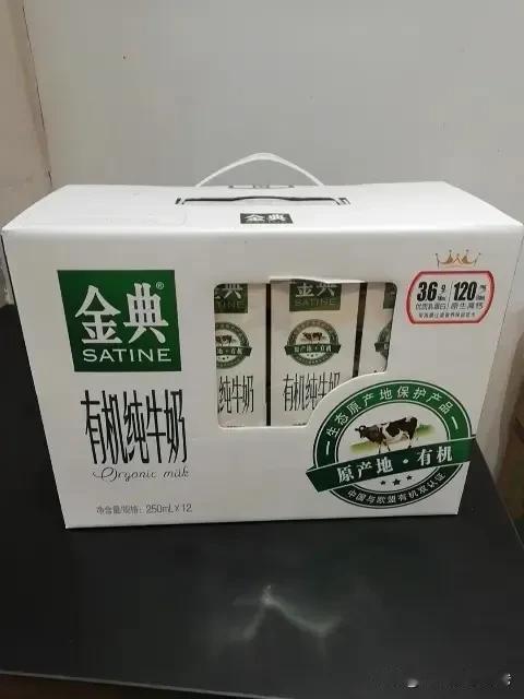 年关将至，92岁奶奶什么慰问品都没收到，以往，社区会发购物卡、牛奶等，今天看见一