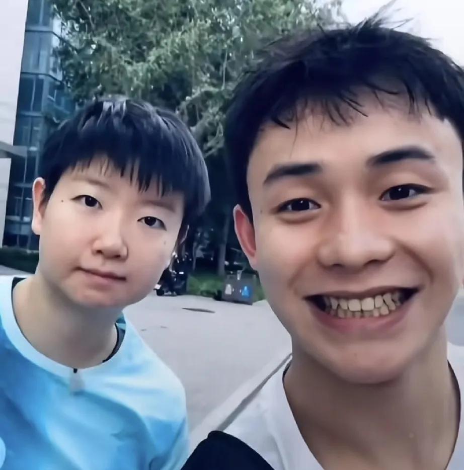 莎莎新的合照。这个男孩子是跳水队的严思宇，应该也是莎莎的球迷，和莎莎一起合照笑