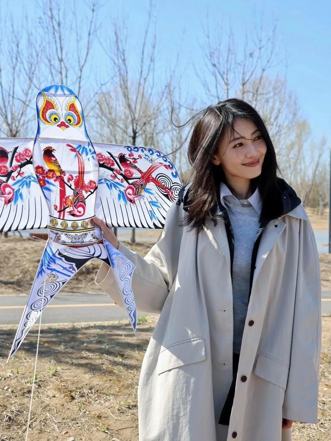 高圆圆这组春游照太治愈了！浅卡其色风衣+牛仔裤+红色德训鞋，简约又松弛，把春日氛