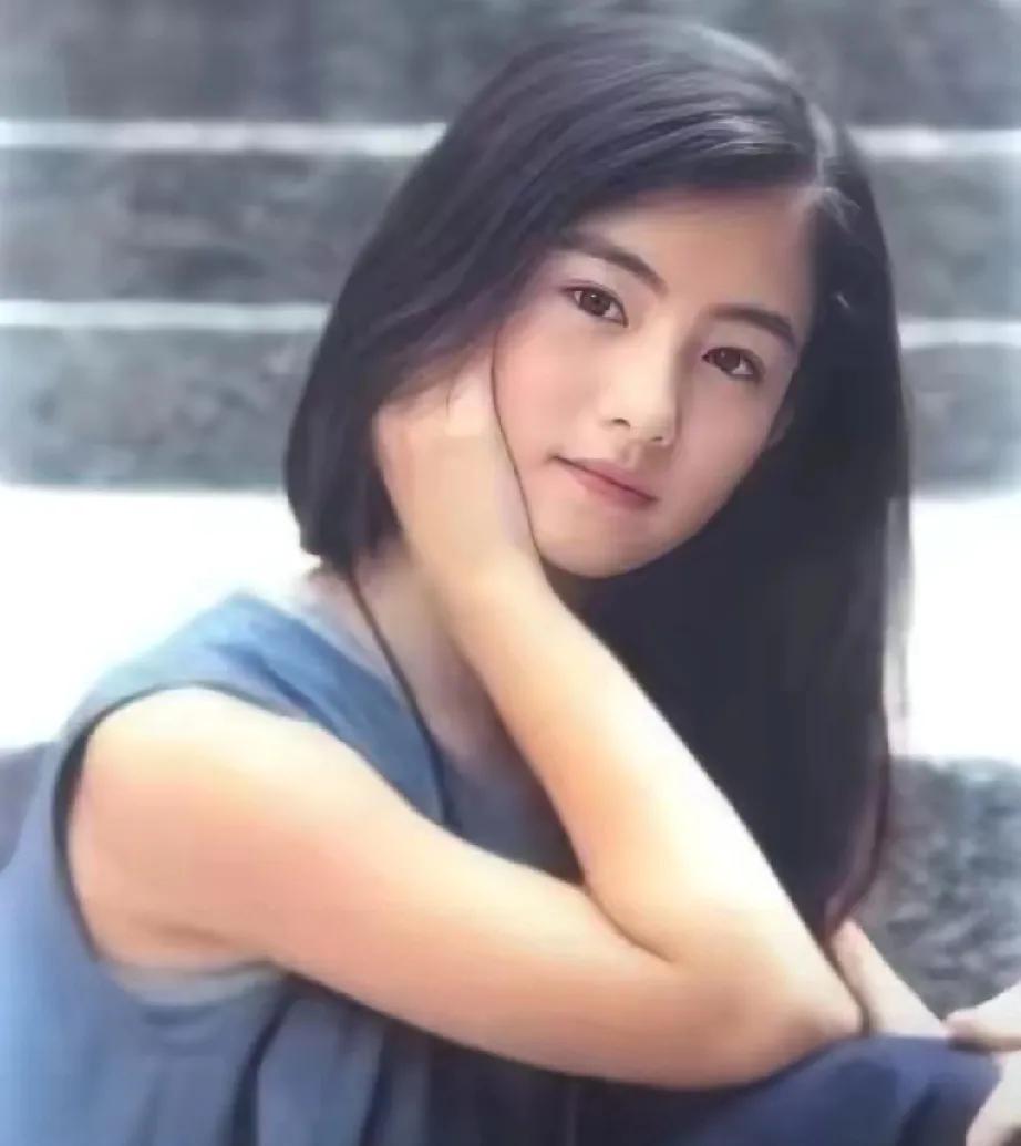 家人们，少女时期的张柏芝简直是老天爷追着喂饭吃的天选美人！瞧瞧那五官，