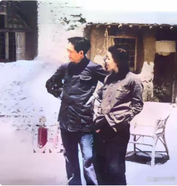 这张延安时期的罕见合影中，毛主席双手叉腰，目光坚定，尽显领袖风范。身旁的夫人则调