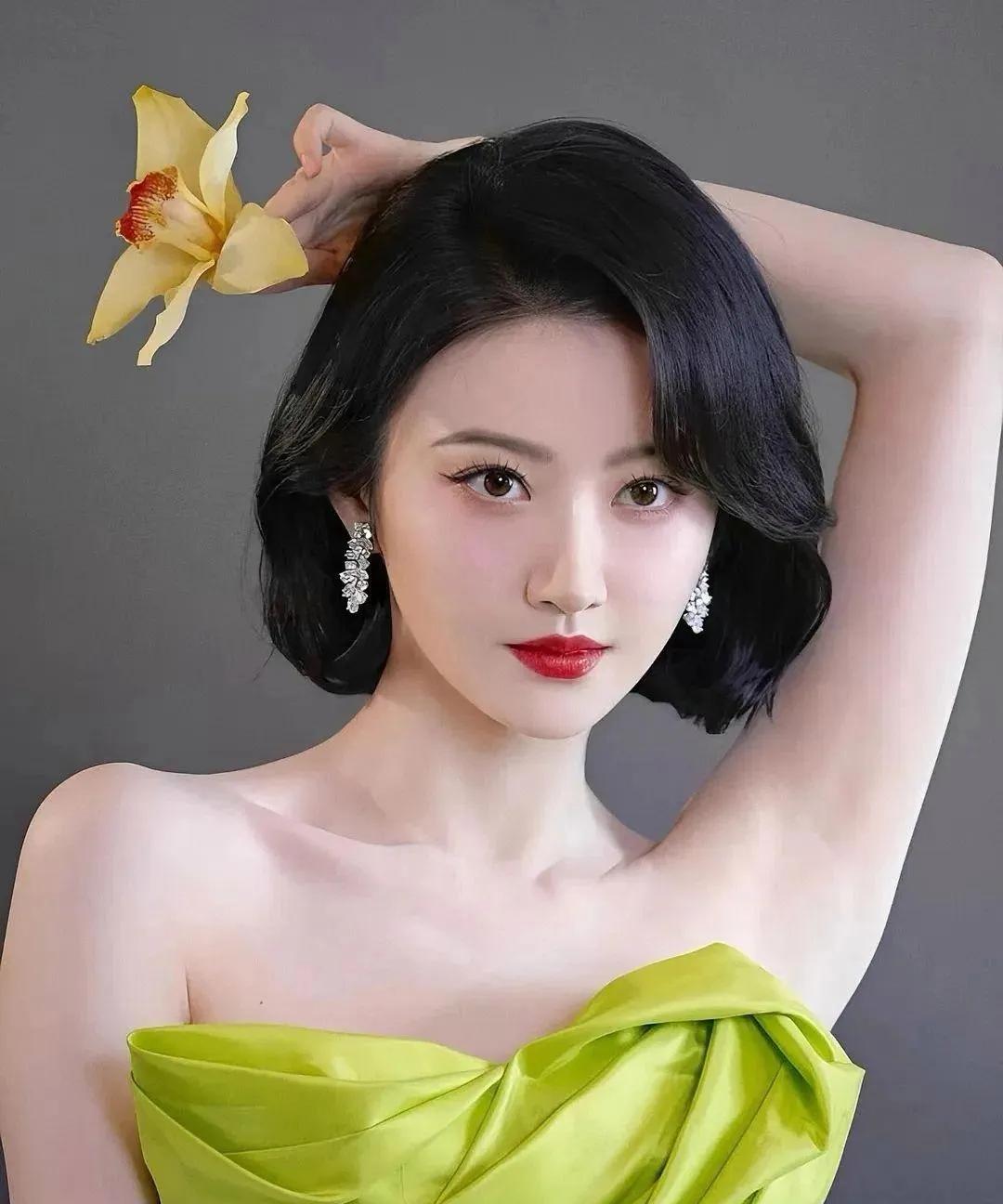 景甜一袭嫩绿礼裙，如春日精灵降临。抹胸设计勾勒优美肩颈线，褶皱与繁花点缀，似把春