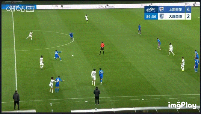 通过下面的动图，再回看下申花和大连英博比赛中杨皓宇的一次传球。这是比赛中申花第