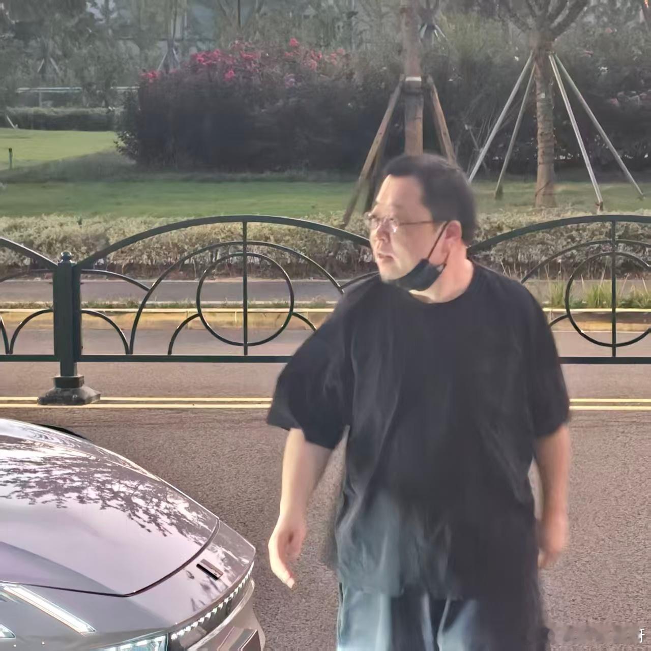 突然发现有车之后心态变了罗永浩路边实地挑选座驾，领克10引发网友热议。有车之后心