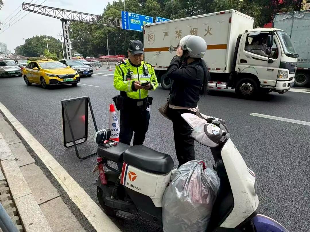 【即日起广州全市严查电动自行车】随着十五运会开幕式进入倒计时,即日起,广州交警全