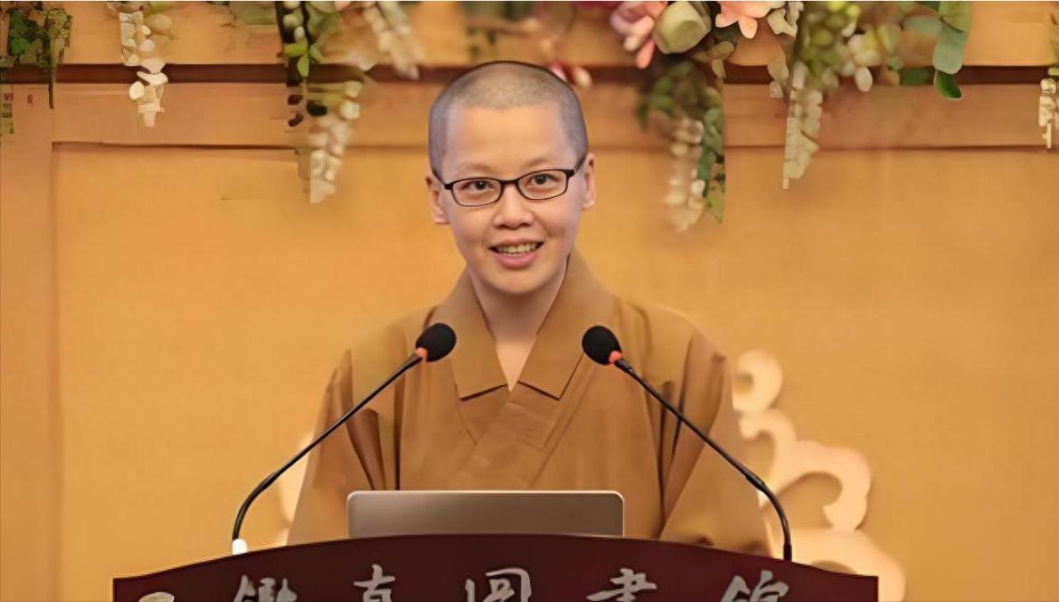 曾是富家小姐，大学毕业就出家为尼，如今成佛门中最美翻译。  庄惠雯出