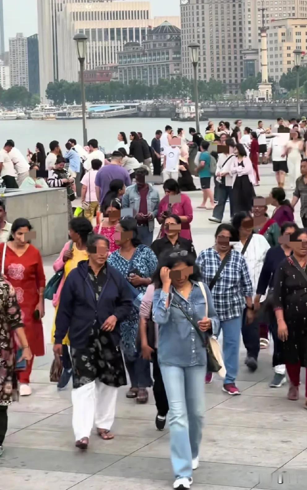 这哪是什么国际礼仪之争，分明是一场自发的“入关安检”。网上吵得沸沸扬扬的所谓