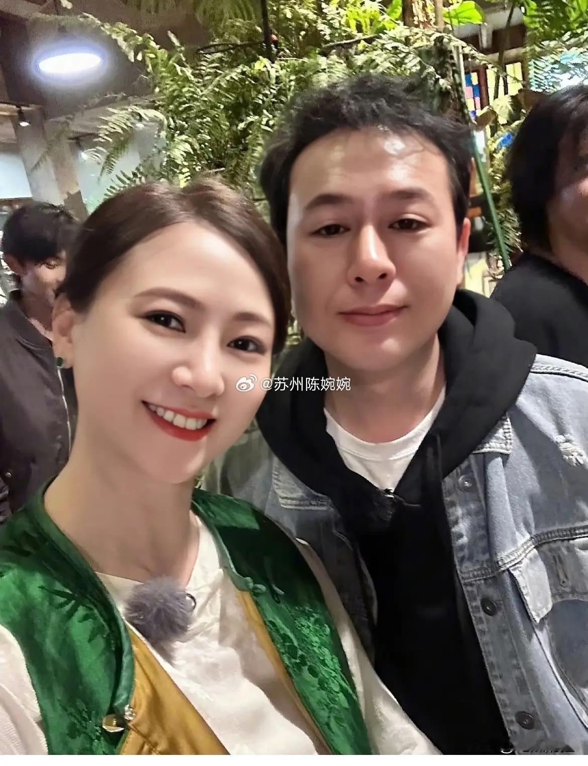 现在最开心的人应该就是翁虹了。当年那个连机票钱都掏不出，被困在外地的“弟弟”张颂