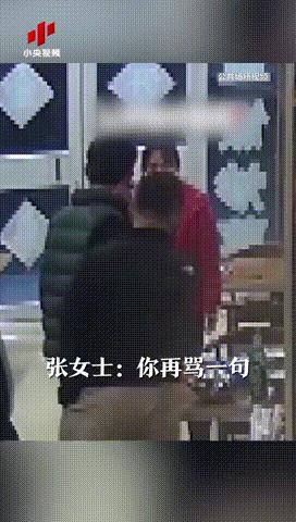 “不向恶人低头！”山东淄博，一饭店老板娘遭醉酒顾客殴打，情急之下老板娘拿起酒瓶反