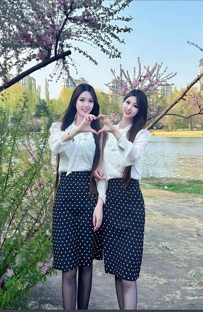 要身高有身高，要长相有长相，要身材有身材，我感觉这双胞胎姐妹花的颜值，已经超过了