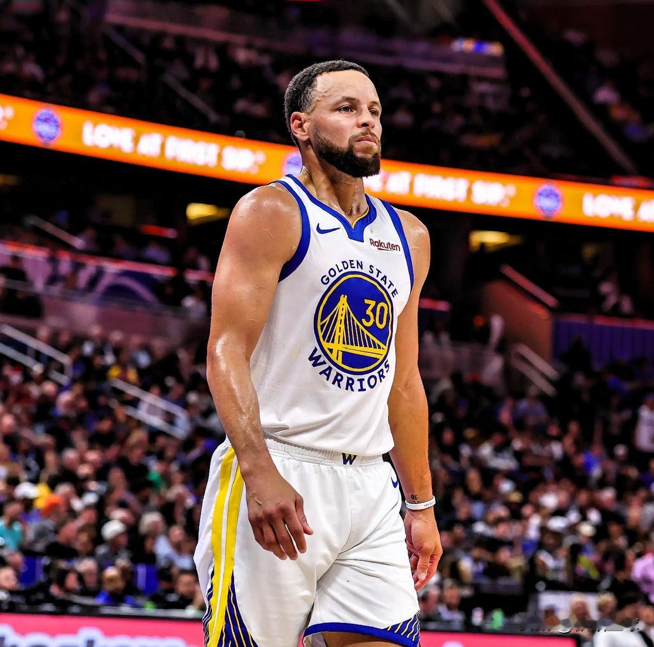 勇士队医也太业余了吧！连库里是哪只腿受伤都搞错了。今日，NBC记者道约翰逊发