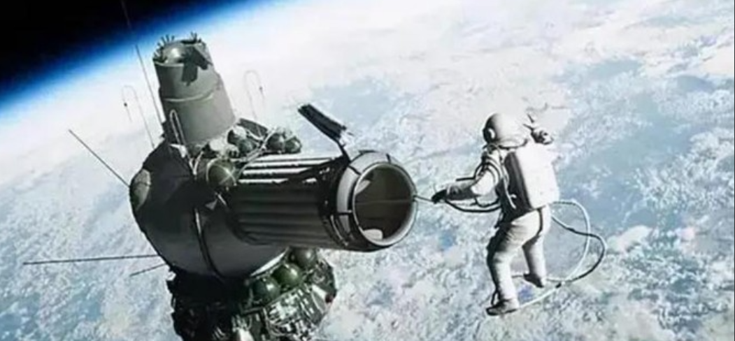 1991年，苏联一名宇航员刚飞上太空，国家解体了。他被遗落在太空上311天。当他