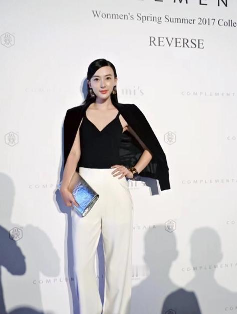 2015年，薛之谦离婚。他给了前妻一套上海123平的房子，外加1000万现金。而