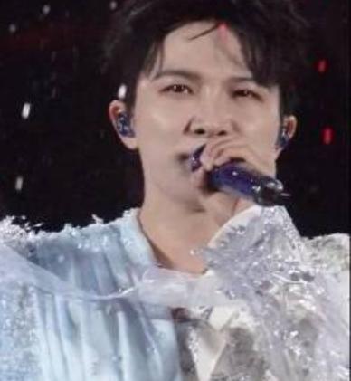 2025年周深在华语乐坛表现极为亮眼，实现了口碑与热度双丰收，在腾讯音乐榜等平台