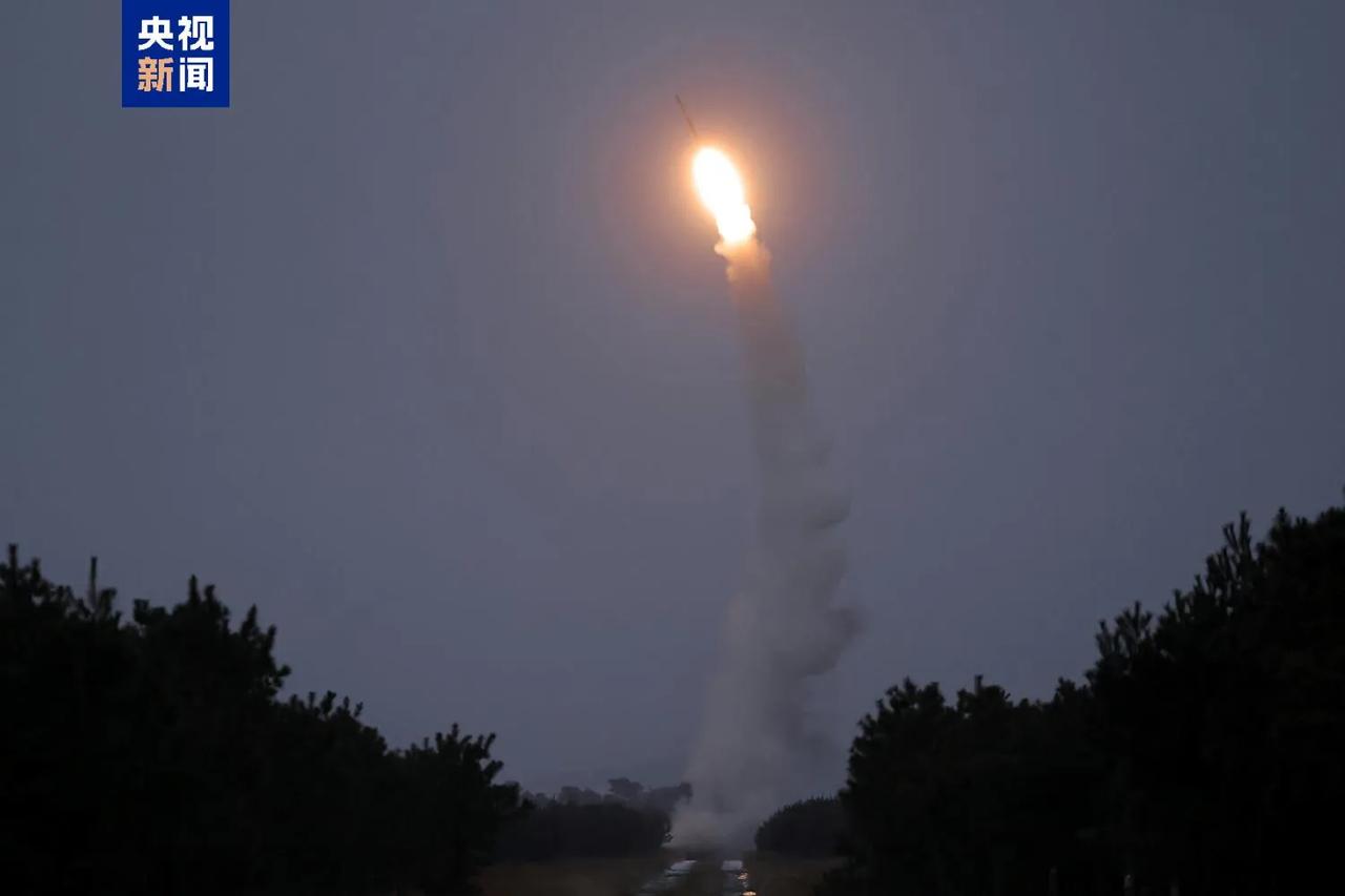 美国航母来了，核潜艇来了，核武器也要来。朝鲜紧急公布普京来电据央视新闻客户