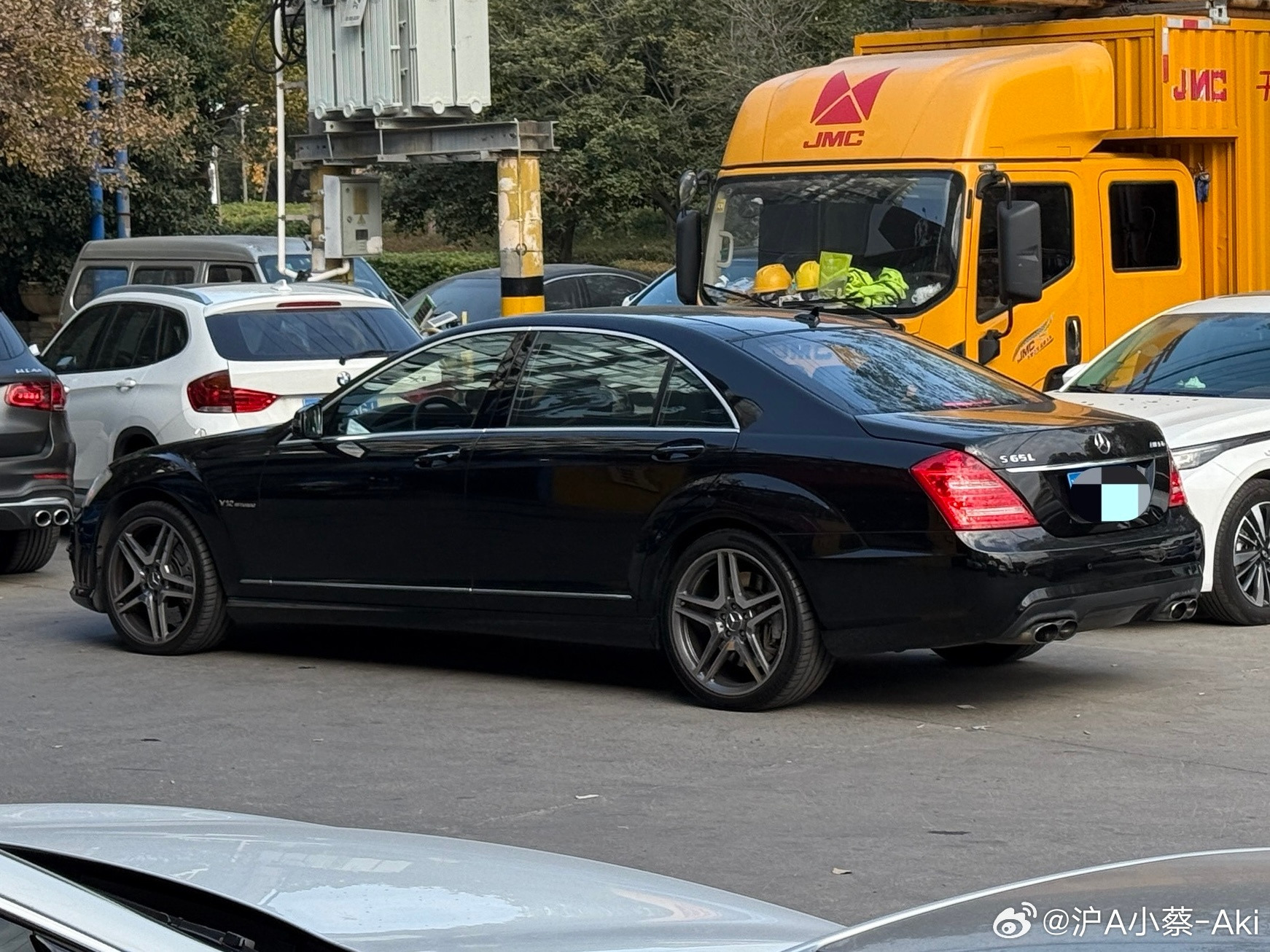 请问这个停车场内有几个缸和几个火花塞？