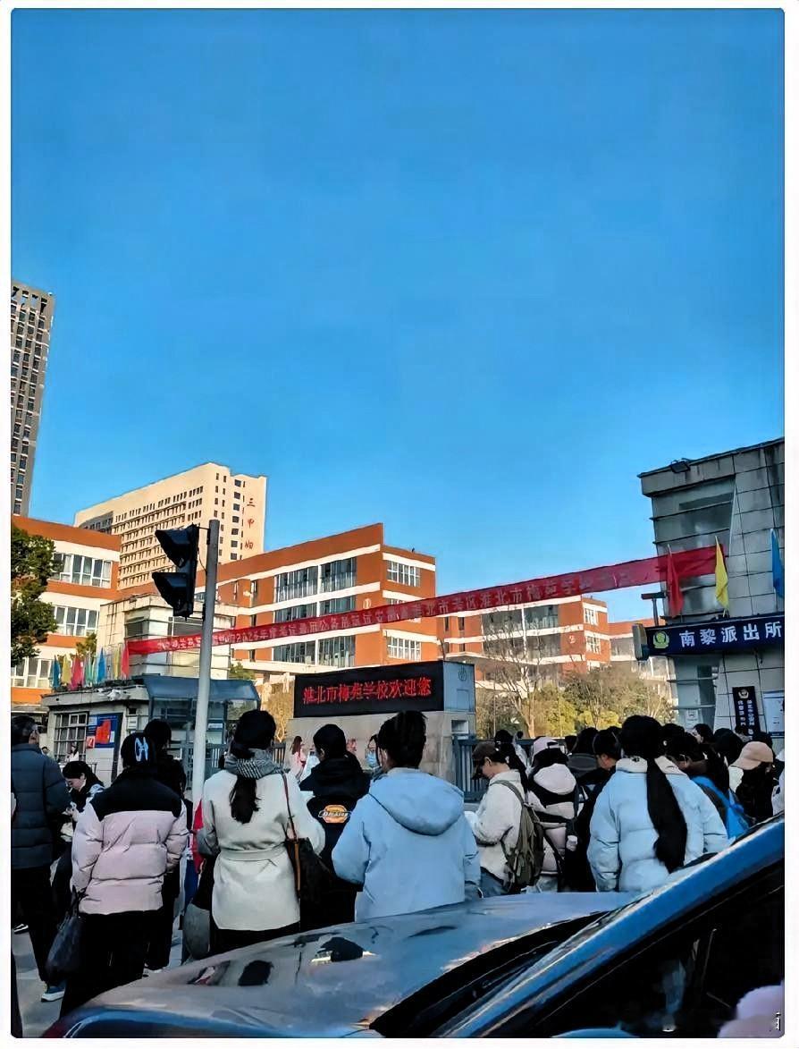 国考难炸了今天国考开考二女儿行测考完跟我说做完言语理解，图形推理，和资料分