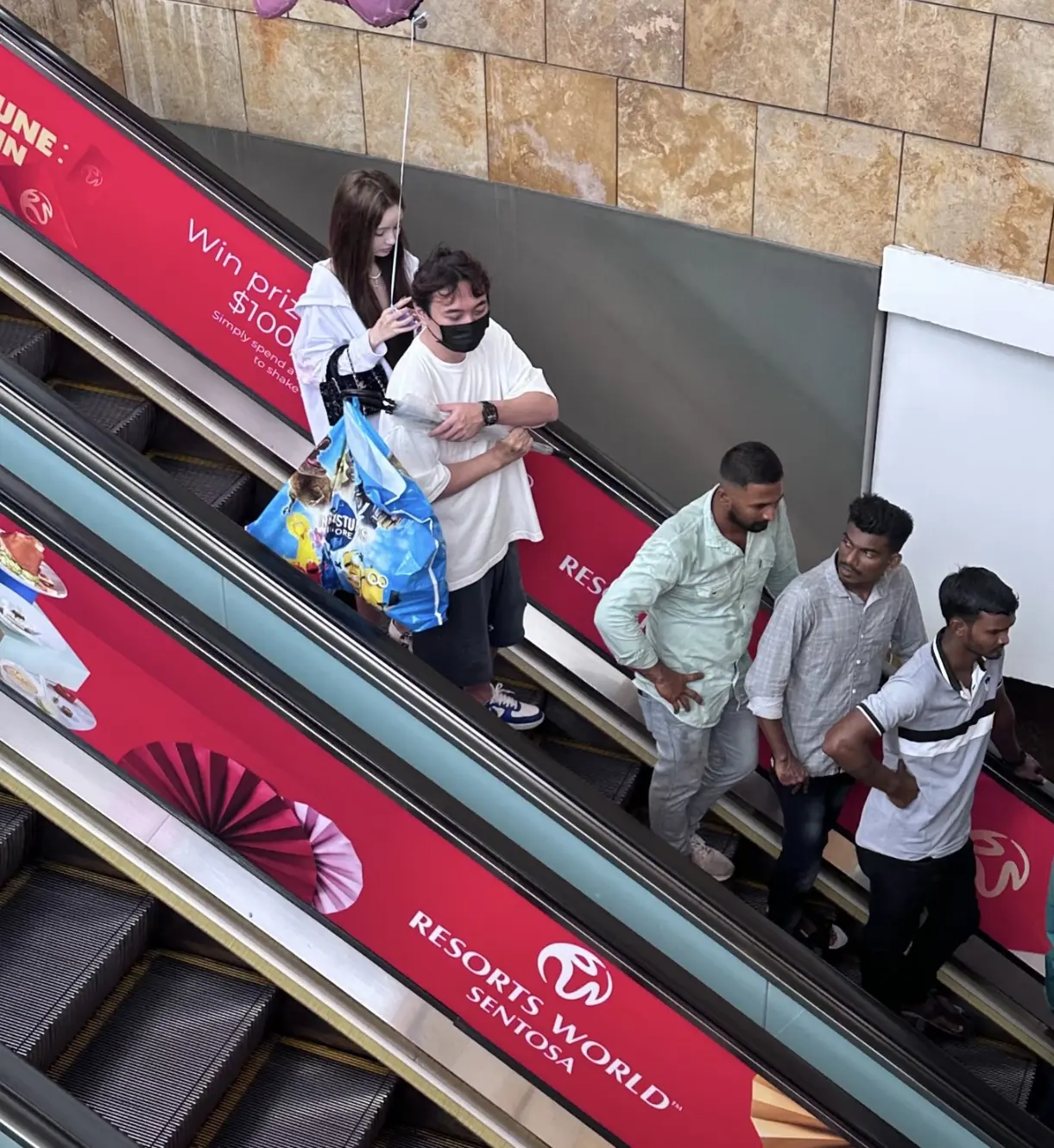 王思聪懒懒香港过年，校长配合女友拍照。王思聪懒懒香港购物被偶遇，小情侣...