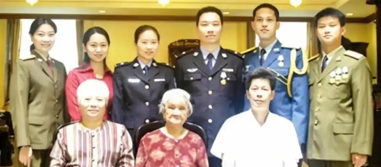 🌞1995年，16岁流浪女孩被陌生人带回家当保姆，深得雇主一家的喜爱。谁料