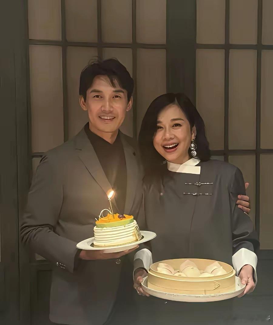 不愧是香港顶级女明星，硬是把小自己9岁的老公，熬得比她还老还沧桑。