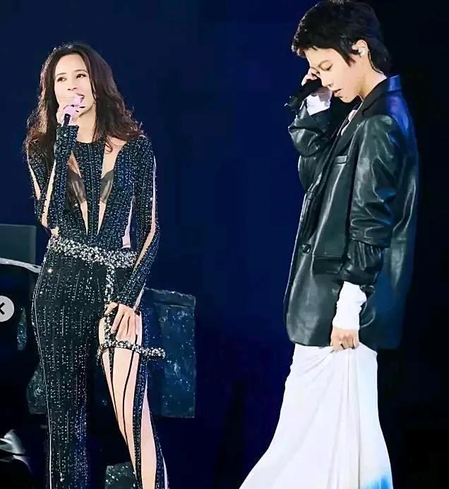 窦靖童和莫文蔚同台演唱！窦靖童继承了王菲的好嗓子！莫文蔚的穿搭总有一种很高级